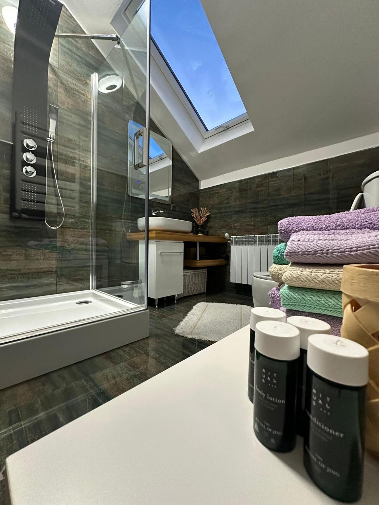 Attic 33 Apartman Moldvahosszúmező Kültér fotó